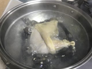 麻辣口水鸡,鸡腿肉冷水下锅煮出血沫重新换干净水一直煮熟（用筷子叉的穿没血）
