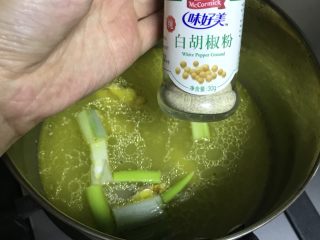 麻辣口水鸡,煮剩的鸡汤取三分之二加葱姜白胡椒煮开锅五分钟关火备用