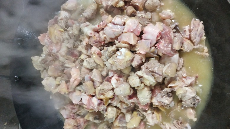 新疆铁锅芦花小米辣,起锅烧菜籽油，鸡不要焯水直接生煸炒