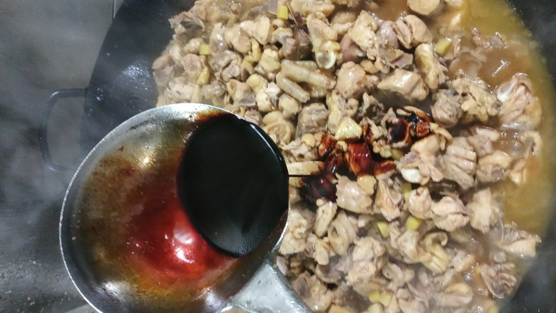 新疆铁锅芦花小米辣,水分炒干，加入鹿佳牌酱油上色