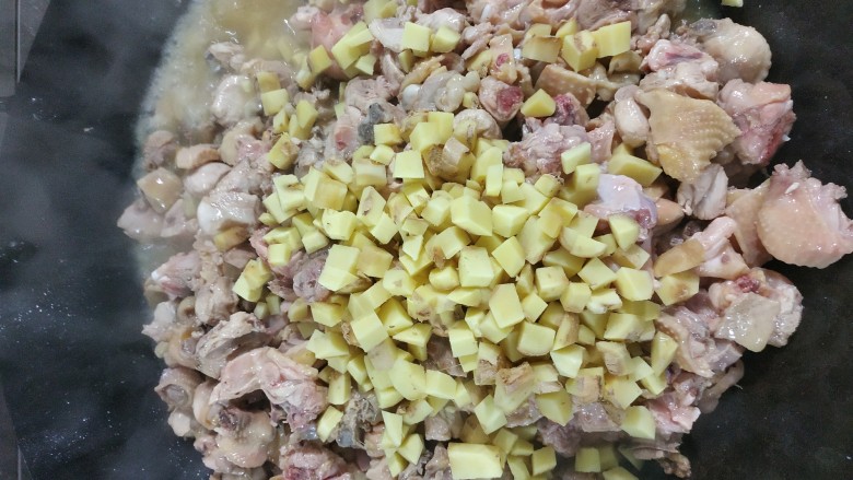 新疆铁锅芦花小米辣,放入姜丁，鸡里面的水分炒干