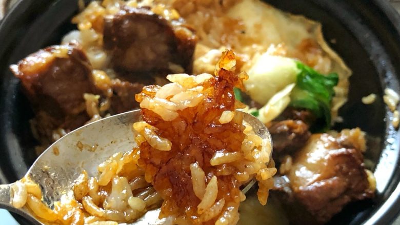 红烧排骨煲仔饭,拌匀开吃😋香香的锅巴你喜欢吗？