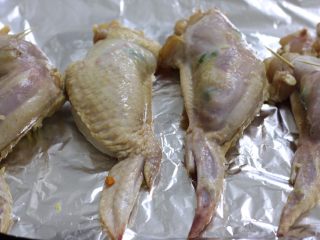 鸡翅包饭,把炒好的饭用小勺子塞入鸡翅中,可以塞得紧实些,也可以拿牙签固定一下