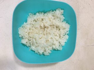 鸡翅包饭,准备一小碗米饭
