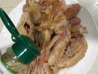 鸡翅包饭,均匀地涂抹上生抽、白胡椒粉