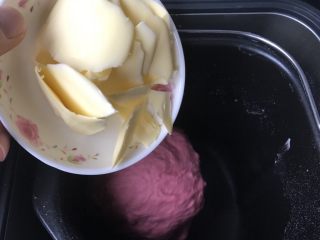 椰蓉花朵面包,面团成型后加入黄油继续和面，我用了两个和面程序30分钟，出膜
