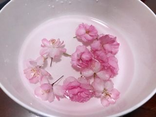 椰蓉花朵面包,取新鲜小花几朵洗净，盐水浸泡10分钟，然后擦干备用