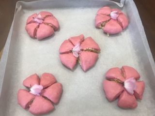 椰蓉花朵面包,放上两片花瓣装饰一下，放入烤盘进行二次发酵