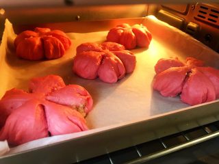 椰蓉花朵面包,烤箱165度预热5分钟，烤盘放入中层，上下管160度15分钟，为防止颜色上色过深要及时加盖锡纸，烤的时候鲜花瓣要拿掉哦