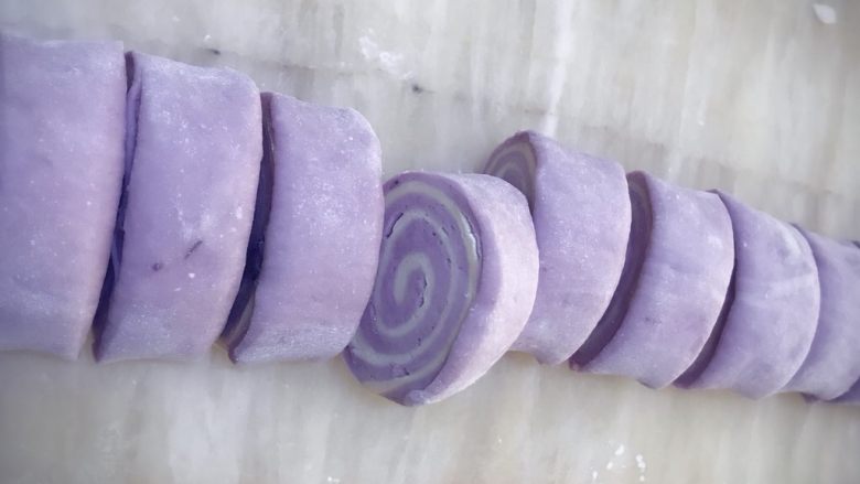 双色馒头,一层白面粉一层紫薯面粉，扞平后叠起来卷成卷，切段，再醒10分钟二次发酵