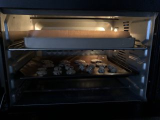 奶香燕麦小饼,一起放入预热好的烤箱，烤10分钟左右，上层表面金黄了，对换位置，再烤5分钟左右，至表面金黄即可