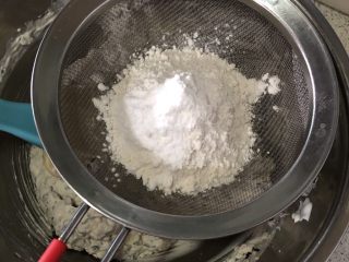 奶香燕麦小饼,筛入低粉和小苏打拌匀