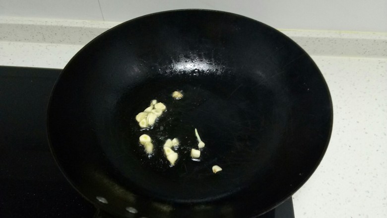 蒜香油麦菜,锅中放入适量油，（油要比平时炒其他青菜多一点，否则油麦菜口感会发苦），小火炒香蒜瓣。