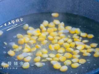玉米燕麦羹,玉米掰成一粒一粒，放锅中煮10分钟。