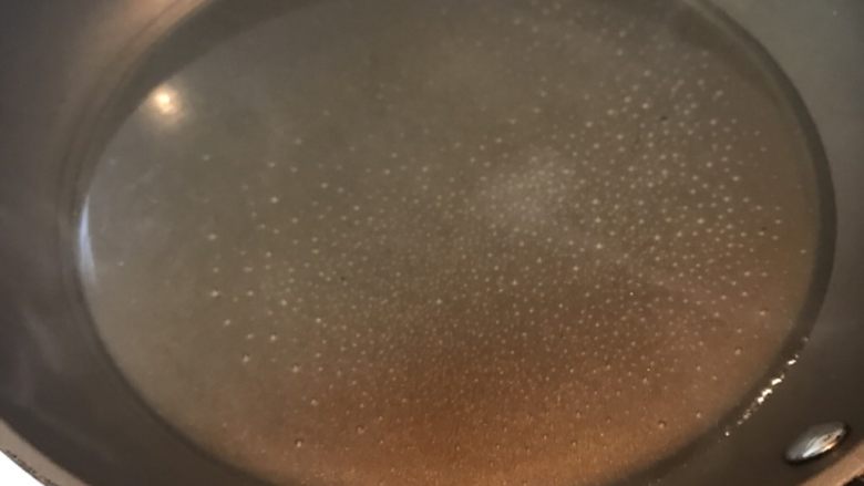清新糖醋莲藕,锅中水煮沸
