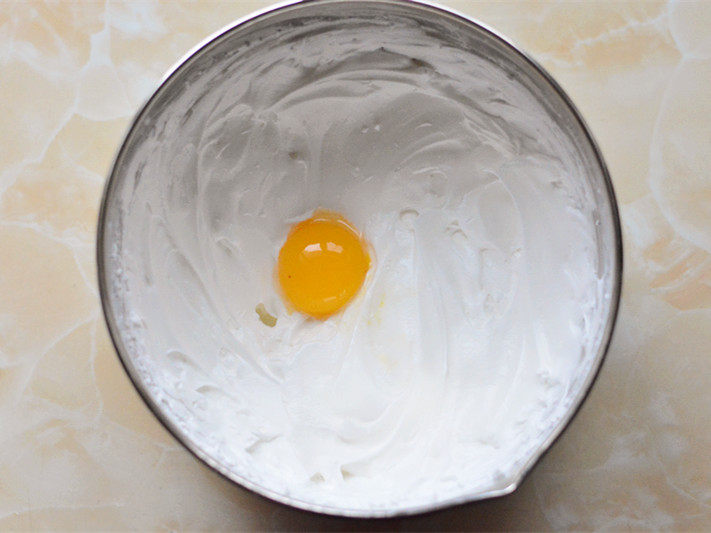 抹茶杯子蛋糕,打发好的蛋清里面依次加入蛋黄

打完一个蛋黄，再放下一个蛋黄，