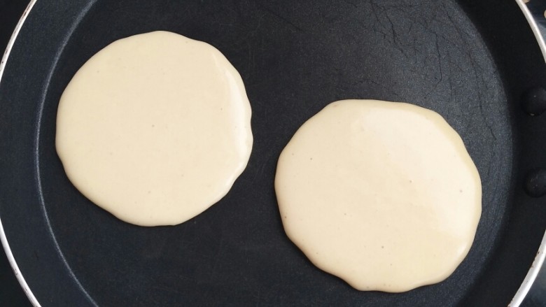 简单美味的原味松饼,面糊会自动流动成圆形。