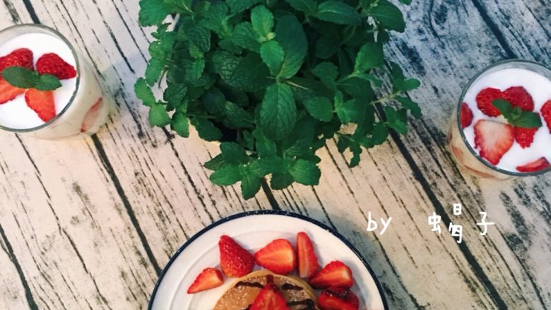 坚持做早餐的200天,草莓松饼&草莓杯壁酸奶