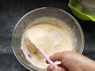 童年蛋黄小饼干,刮刀以翻拌形式去拌面糊，从底下捞起往上翻，反复多次看不到干粉即可，不要不停地搅拌会使面粉起筋