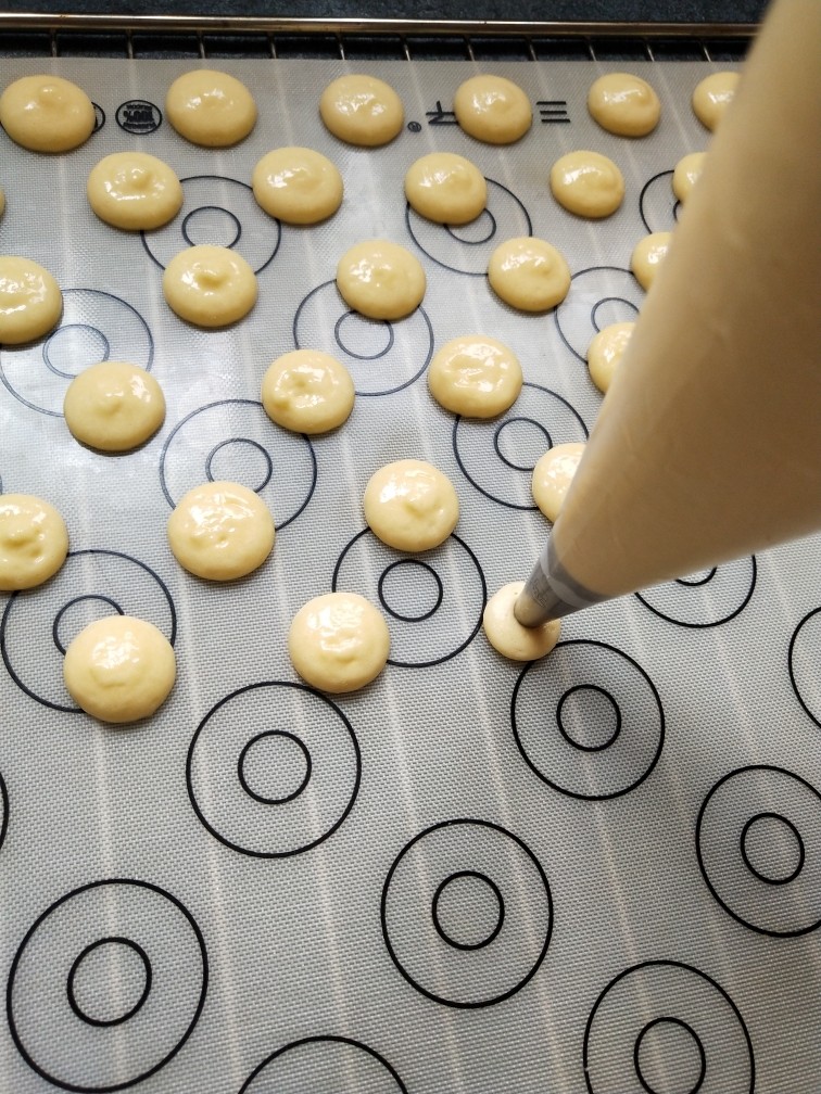 童年蛋黄小饼干,直径1～2厘米一个，按顺序挤好，不要离的太近，面糊会扩散免得粘在一起，烤盘最好垫油纸或者硅胶垫在挤面糊