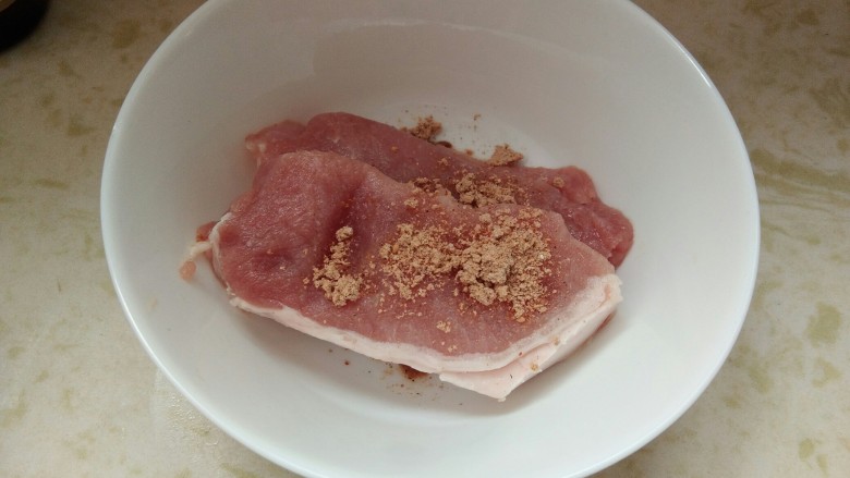 猪排沙拉饭，诱惑力百分百。,<a style='color:red;display:inline-block;' href='/shicai/ 36861'>猪里脊肉</a>用刀背敲成薄片，然后放在碗里，加入煨肉料。