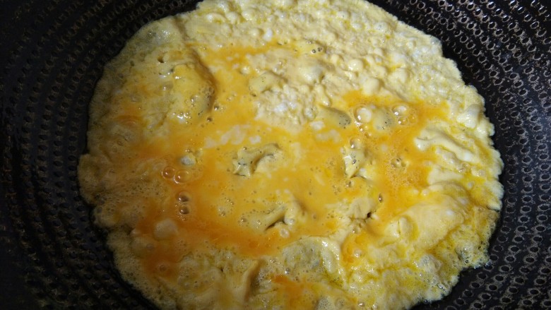 猪排沙拉饭，诱惑力百分百。,锅里倒入油，油热倒入鸡蛋，煎成片。