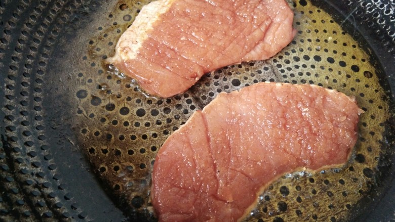 猪排沙拉饭，诱惑力百分百。,锅里倒入油，然后放入腌制好的猪排，小火煎制3分钟，然后翻面。