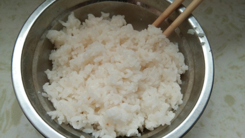 猪排沙拉饭，诱惑力百分百。,最后用筷子搅拌均匀。