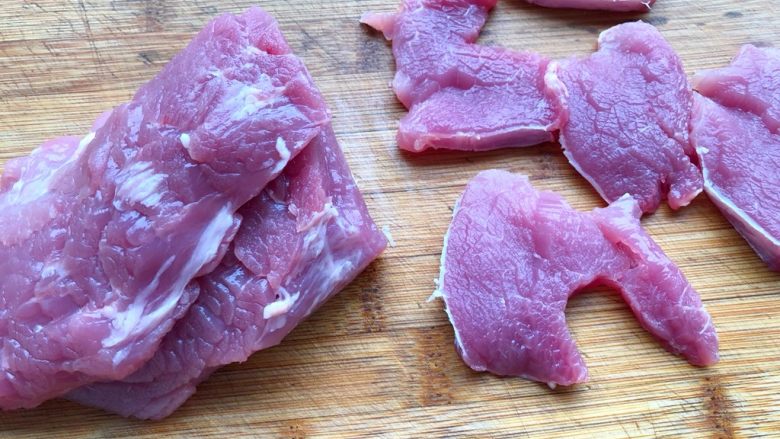 蒜蓉里脊肉,把里脊肉先改刀切成片，可能是光线的问题，肉的颜色有点变了
