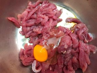 蒜蓉里脊肉,打入一个鸡蛋，搅拌均匀，腌制10分钟