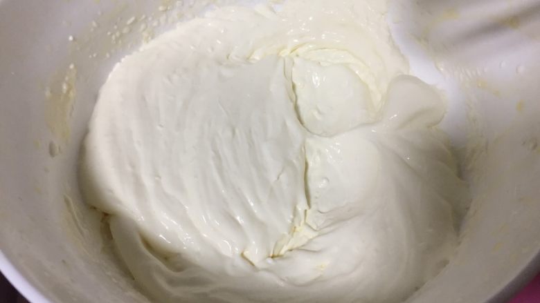 芒果慕斯蛋糕,奶油打发至还可流动的6成即可