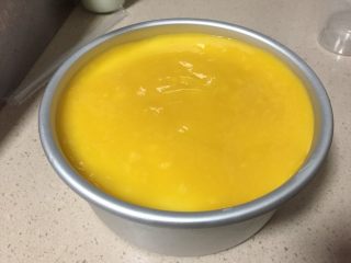 芒果慕斯蛋糕,快熟倒入芒果慕斯表面用刮刀刮均匀，送入冰箱冷藏2小时以上