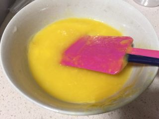 芒果慕斯蛋糕,将剩余的芒果泥加入隔热水融化的鱼胶粉搅拌混合均匀