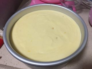芒果慕斯蛋糕,最后将慕斯糊倒入6寸模具中，用刮刀将表面刮平，送入冰箱冷藏4小时以上