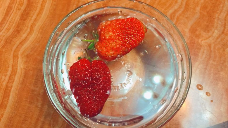 草莓酸奶杯,<a style='color:red;display:inline-block;' href='/shicai/ 592'>草莓</a>2颗，用清水洗净。