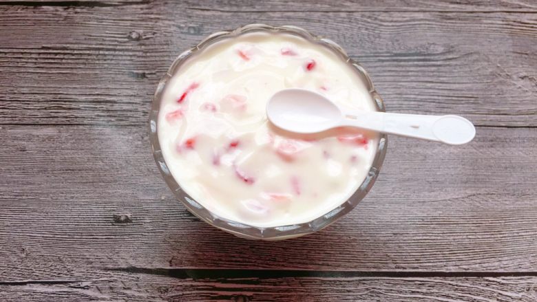草莓酸奶杯,拌均匀后表面抹平。