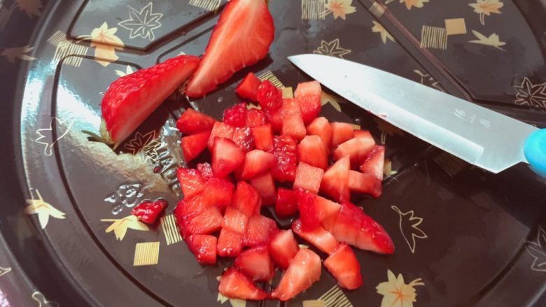 草莓酸奶杯,草莓用水果刀切，有的切小丁，有的切大块。按自己喜欢的形状切。