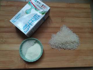 辅食计划+米布,材料真的是很简单很简单，这里因为家里的米刚好吃完没去买，所以用的是东北大米，如果用香米的话，做出来的米布会更香