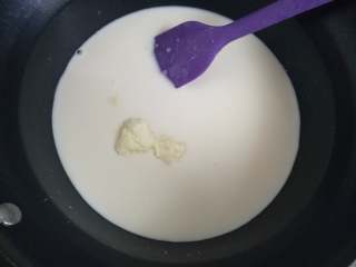辅食计划+米布,将过滤好后的牛奶米浆小火加热，接着再倒入奶粉和糖