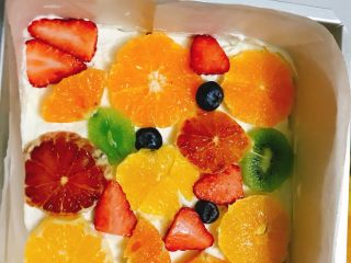 水果果冻蛋糕,一层奶油一层水果铺满模具。