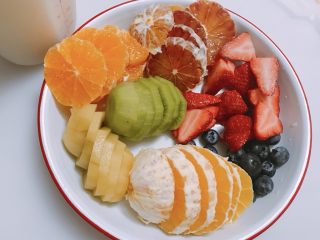 水果果冻蛋糕,然后把水果切成薄片。