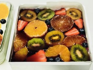 水果果冻蛋糕,稍凉倒入一半的葡萄汁，然后铺满水果，继续冷藏20分钟。