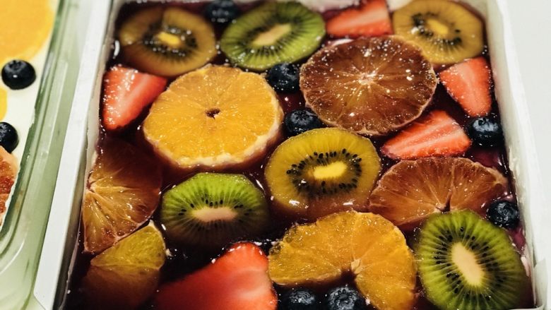 水果果冻蛋糕,稍凉倒入一半的葡萄汁，然后铺满水果，继续冷藏20分钟。