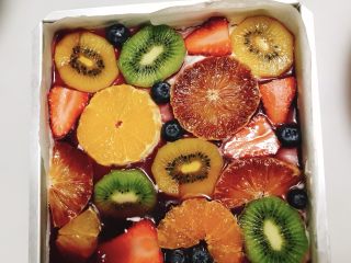 水果果冻蛋糕,倒入模具冷藏至凝固，大概半个小时。这一步忘记拍了。水果应该第15步铺。