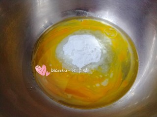 玉米油制作的曲奇照样颜值高口感酥,玉米油、鸡蛋、砂糖糖粉混合打发。