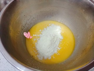 玉米油制作的曲奇照样颜值高口感酥,打至颜色发白变浓稠后加入全脂奶粉。