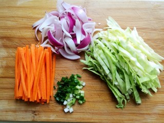 家常炒面。,圆白菜，胡萝卜，洋葱切丝，葱花切未备用。