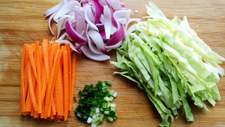家常炒面。,圆白菜，胡萝卜，洋葱切丝，葱花切未备用。