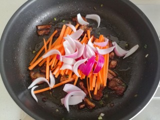 家常炒面。,放入洋葱和胡萝卜煸炒。