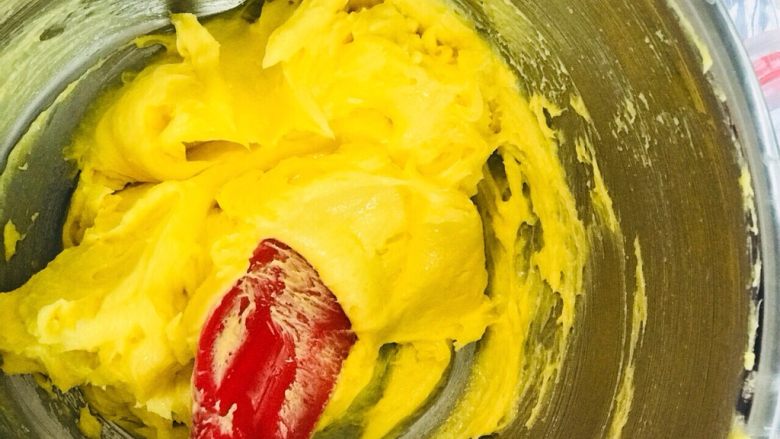 🍇葡萄奶酥,三颗蛋黄加入后图片为最优质的状态。